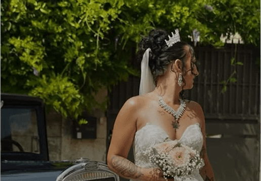 Mariée en robe blanche tenant son bouquet lors d’un mariage en extérieur