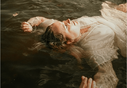 Portrait artistique d’une femme allongée dans l’eau