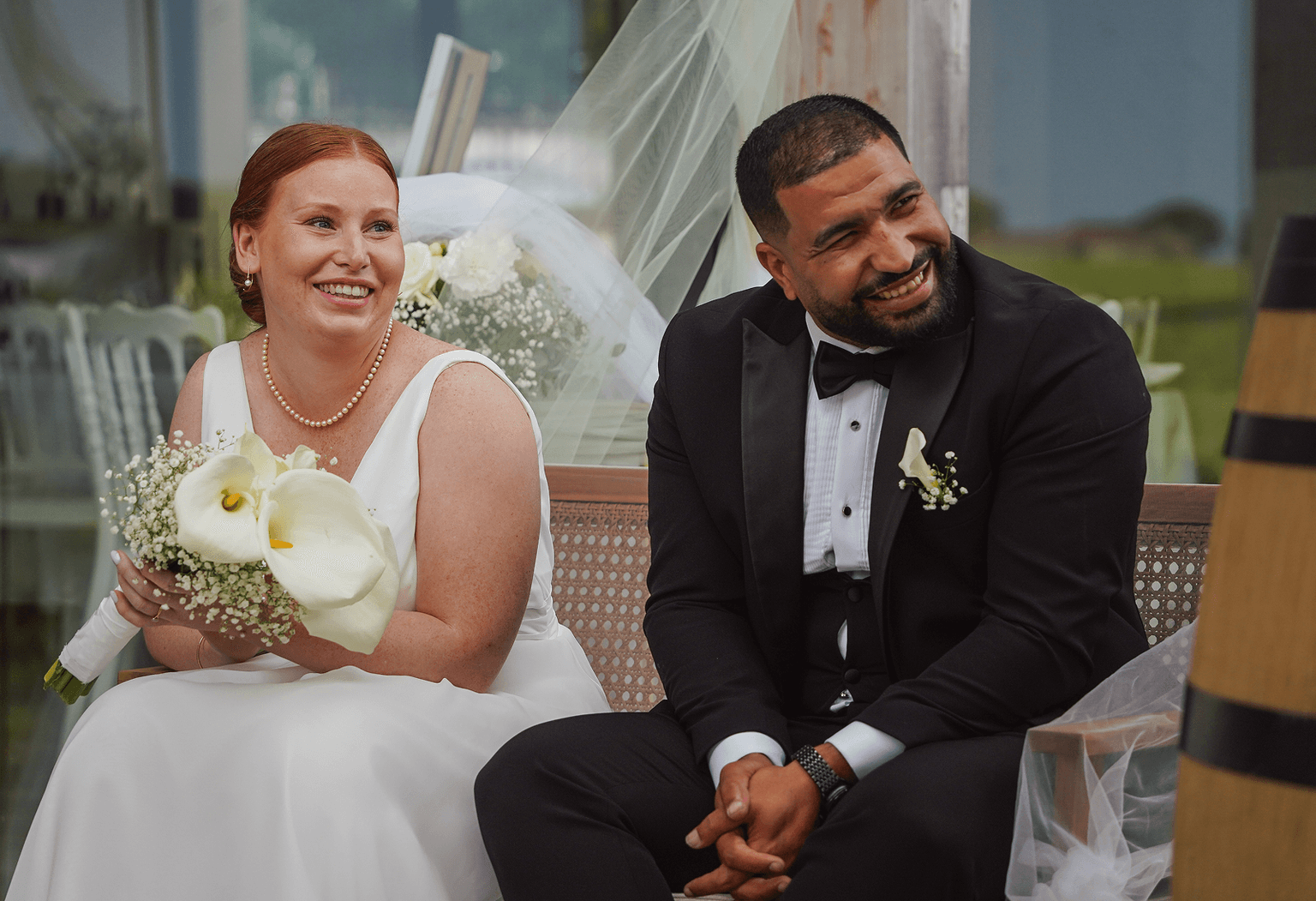 Mariés photographiés pendant leur journée de mariage en Dordogne