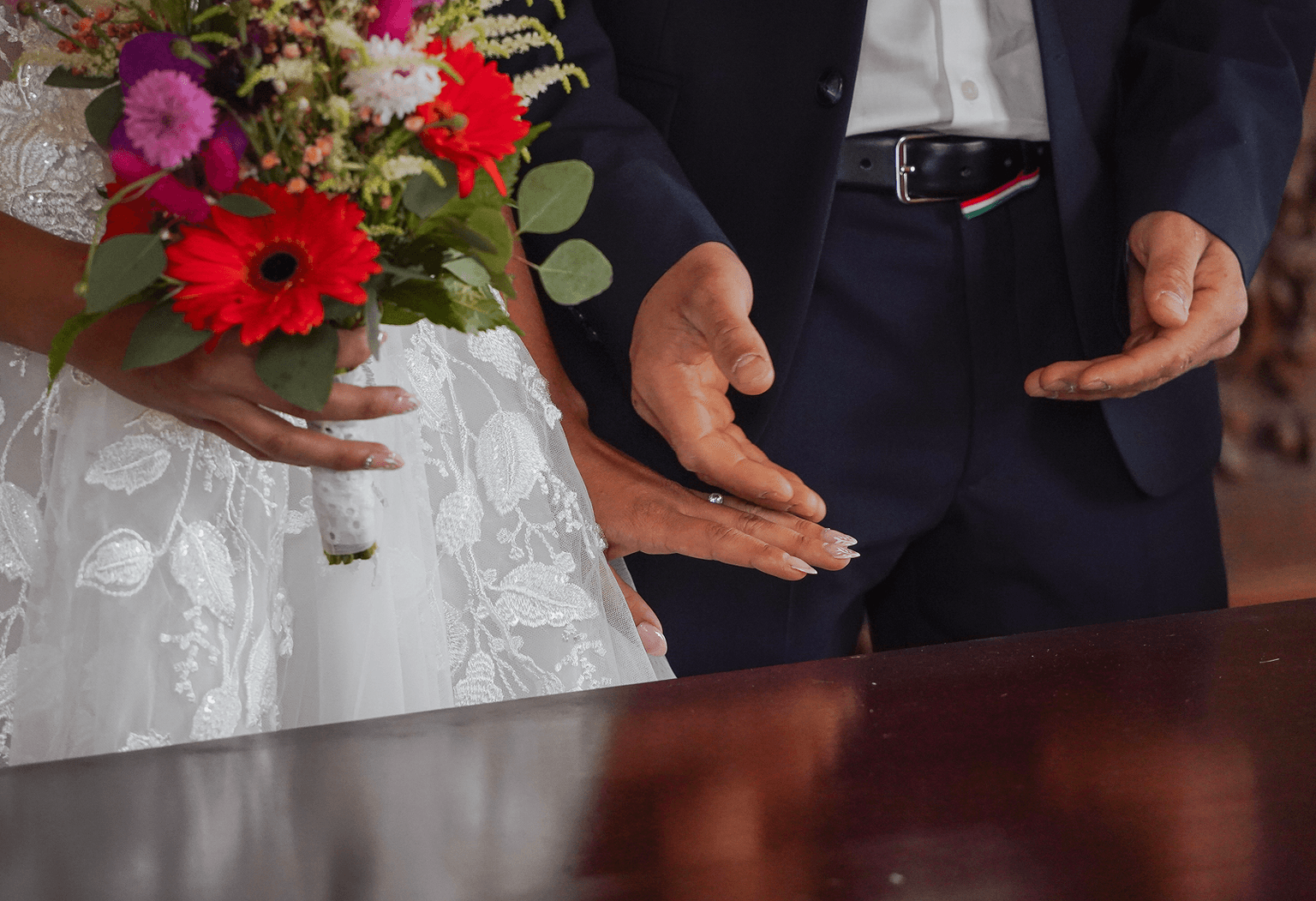 Mariés photographiés pendant leur journée de mariage en Dordogne