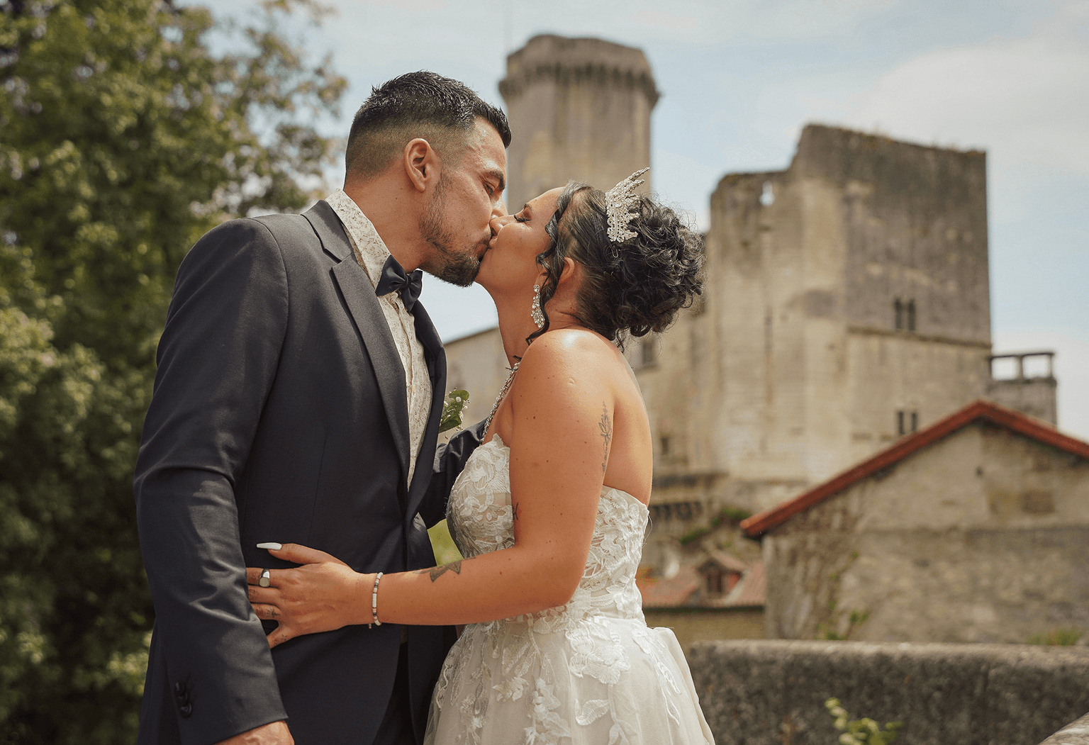 Mariage devant le château de Bourdeilles