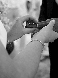 Échange d’alliances pendant la cérémonie de mariage.